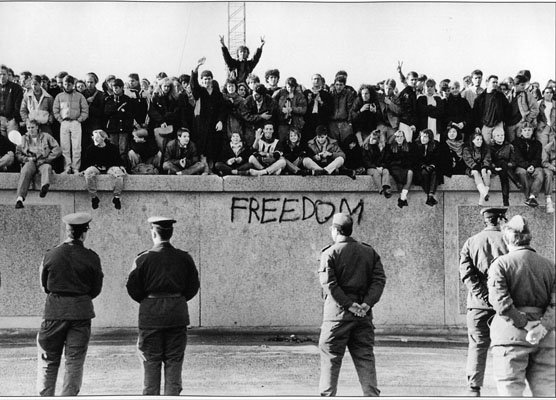 “Berlin Duvarı’nın Düşüşü: Bölünmüş Bir Almanya’nın Hikayesi”